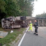 Z przewróconej ciężarówki wysypało się kruszywo / Komenda Powiatowa Policji w Końskich