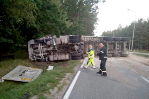Z przewróconej ciężarówki wysypało się kruszywo / Komenda Powiatowa Policji w Końskich
