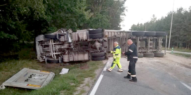 Z przewróconej ciężarówki wysypało się kruszywo / Komenda Powiatowa Policji w Końskich