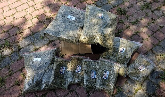 Ożarowscy policjanci ujawnili paczkę, w której znajdowało się 2,5 kg dopalaczy / świętokrzyska policja