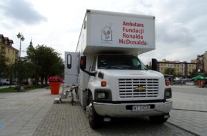 Ambulans Fundacji Ronalda McDonalda w Ostrowcu Świętokrzyskim / Fot. Emilia Sitarska - Radio Kielce