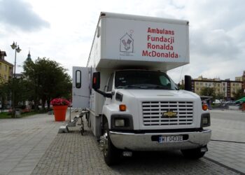 Ambulans Fundacji Ronalda McDonalda w Ostrowcu Świętokrzyskim / Fot. Emilia Sitarska - Radio Kielce