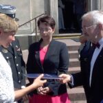 W imieniu pułkownika Arnaud Beltrame'a, zabitego przez terrorystę w Trebes na południu Francji, wyróżnienie odbierała wdowa po nim Marielle Beltrame / Mateusz Kaczmarczyk / Radio Kielce