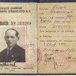 Izba pamięci w świetlicy wiejskiej. Zgromadzono tam zdjęcia i dokumenty z archiwów rodzinnych. Legitymacja związkowa Franciszka Ciszka / arch. prywatne Jadwigi Banasik