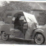 Izba pamięci w świetlicy wiejskiej. Zgromadzono tam zdjęcia i dokumenty z archiwów rodzinnych. Franciszek Ciszek w wózku inwalidzkim na podwórzu swojego domu / arch. prywatne Jadwigi Banasik