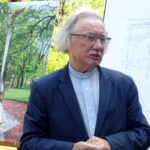 Ostrowiec. Konferencja ws. ustawienia Masztu Niepodległości. Na zdjęciu: Czesław Dźwigaj - profesor Akademii Sztuk Pięknych w Krakowie / Emilia Sitarska / Radio Kielce