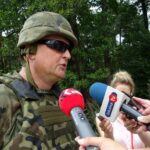 Ostrowiec. Niewybuch nieopodal kompleksu rekreacyjno-wypoczynkowym na Gutwinie znalazł przechodzień. Na zdjęciu: dowódca patrolu zminowania starszy chorąży sztabowy Robert Krasowski / Emilia Sitarska / Radio Kielce