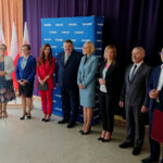 Stąporków. Podpisanie umowy dotyczącej Ogólnopolskiej Sieci Edukacyjnej. Na zdjęciu (od lewej): Krzysztof Słoń - senator PiS; Maria Zuba - poseł PiS; Agata Wojtyszek - wojewoda świętokrzyski; Wanda Buk - wiceminister cyfryzacji; Stanisław Derehajło - dyrektor Centrum Kontaktu OSE w NASK; Renata Janik - doradca wicepremiera Jarosława Gowina, ministra nauki i szkolnictwa wyższego; Dorota Łukomska - burmistrz Stąporkowa, Kazimierz Mądzik - Świętokrzyski Kurator Oświaty; Andrzej Lenart - wicestarosta konecki / Daniel Lenart / Radio Kielce