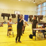 10.08.2018 Chęciny. Marsz Szlakiem I-wszej Kompanii Kadrowej podczas odpoczynku w szkole / Marcin Różyc / Radio Kielce