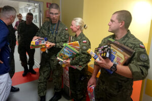Żołnierze z Centrum Przygotowań do Misji Zagranicznych odwiedzili pacjentów Centrum Pediatrii w Wojewódzkim Szpitalu Zespolonym / Iwona Murawska / Radio Kielce