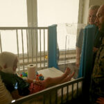 Żołnierze z Centrum Przygotowań do Misji Zagranicznych odwiedzili pacjentów Centrum Pediatrii w Wojewódzkim Szpitalu Zespolonym / Iwona Murawska / Radio Kielce