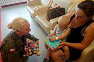 Żołnierze z Centrum Przygotowań do Misji Zagranicznych odwiedzili pacjentów Centrum Pediatrii w Wojewódzkim Szpitalu Zespolonym / Iwona Murawska / Radio Kielce