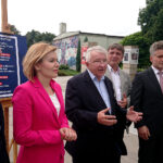 Konferencja PiS. Na zdjęciu, od lewej: Andrzej Bętkowski - wicewojewoda świętokrzyski, Anna Krupka - poseł PiS, Krzysztof Lipiec - poseł PiS, Andrzej Pruś - radny Sejmiku Województwa Świętokrzyskiego, Krzysztof Słoń - senator PiS, Jarosław Karyś - radny PiS / Marlena Płaska / Radio Kielce