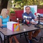 Kielce. Konferencja prasowa przed rozpoczynającym się festiwalem „Hurra! ART!”. Na zdjęciu: Jolanta Świstak - pracownik Teatru Lalki i Aktora "Kubuś" i Robert Drobniuch - dyrektor Teatru Lalki i Aktora "Kubuś" / Katarzyna Prędotka / Radio Kielce