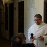 Sandomierz. Archeolodzy badający pozostałości po klasztorze dominikanów na Wzgórzu Świętojakubskim odsłonili wejście do wcześniej nieznanego pomieszczenia piwnicznego. Na zdjęciu: przeor sandomierskich dominikanów - ojciec Marcin Lisak / Mateusz Kaczmarczyk / Radio Kielce