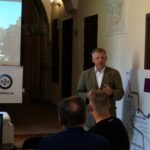 Sandomierz. Archeolodzy badający pozostałości po klasztorze dominikanów na Wzgórzu Świętojakubskim odsłonili wejście do wcześniej nieznanego pomieszczenia piwnicznego. Na zdjęciu: senator Jarosław Rusiecki / Mateusz Kaczmarczyk / Radio Kielce