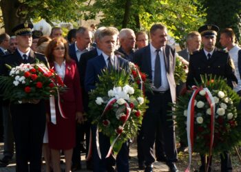 Kielce. 38 rocznica 38. rocznica podpisania Porozumień Sierpniowych. Na zdjęciu (od lewej): wojewoda Agata Wojtyszek, senator Krzysztof Słoń i Wojciech Lubawski - prezydent Kielc / Mateusz Kaczmarczyk / Radio Kielce