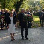 Kielce. 38 rocznica 38. rocznica podpisania Porozumień Sierpniowych. Na zdjęciu (od lewej): Dorota Koczwańska-Kalita - naczelnik kieleckiej delegatury IPN i Ryszard Śmietanka-Kruszelnicki - IPN / Mateusz Kaczmarczyk / Radio Kielce