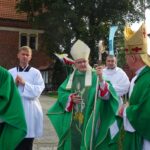 Wiślica. Msza święta inaugurująca 37. Kielecką Pieszą Pielgrzymkę na Jasną Górę. Na zdjęciu: biskup Mirosław Gucwa - misjonarz i nowy biskup diecezji Bouar w Republice Środkowoafrykańskiej / Kamil Włosowicz / Radio Kielce