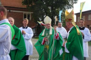 Wiślica. Msza święta inaugurująca 37. Kielecką Pieszą Pielgrzymkę na Jasną Górę. Na zdjęciu: biskup Mirosław Gucwa - misjonarz i nowy biskup diecezji Bouar w Republice Środkowoafrykańskiej / Kamil Włosowicz / Radio Kielce