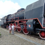 Uczestnicy pikniku kolejowego mieli okazję zwiedzić historyczny parowóz i porozmawiać z jego ostatnim maszynistą Adolfem Walkowiakiem. Parowóz ten po raz ostatni wjechał na skarżyski dworzec 27 kwietnia 1988 roku. Obecnie stanowi pomnik i jest eksponowany obok budynku dworca PKP / Tomasz Piwko / Radio Kielce