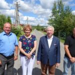 Adamów. Fragment drogi, który jeszcze w tym roku zostanie zmodernizowany. Na zdjęciu: Tomasz Margula – przewodniczący rady powiatu starachowickiego, starosta Danuta Krępa, poseł Krzysztof Lipiec i Rafał Strzelec - Zarząd Dróg Powiatowych w  Starachowicach / Tomasz Piwko / Radio Kielce