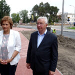 Starachowice. Budowa ronda u zbiegu ulic Radomskiej i Batalionów Chłopskich. W przyszłym tygodniu będzie można już po nim jeździć. Na zdjęciu: Danuta Krępa - starosta starachowicki oraz poseł Krzysztof Lipiec, lider świętokrzyskich struktur PiS / Tomasz Piwko / Radio Kielce