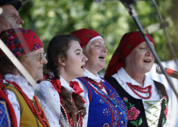 Chmielnik. XIX Powiatowy Przegląd Zespołów Folklorystycznych i Solistów / Karol Wójcik / Radio Kielce