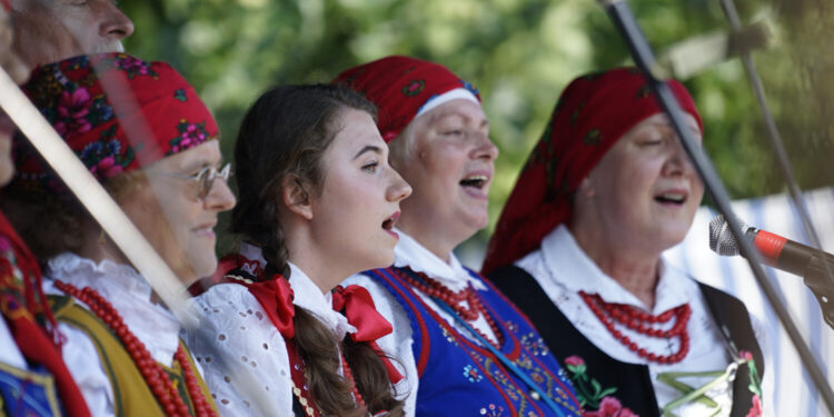 Chmielnik. XIX Powiatowy Przegląd Zespołów Folklorystycznych i Solistów / Karol Wójcik / Radio Kielce