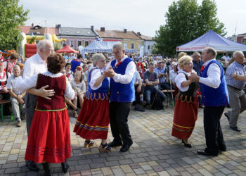 Chmielnik. XIX Powiatowy Przegląd Zespołów Folklorystycznych i Solistów / Karol Wójcik / Radio Kielce