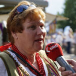 Chmielnik. XIX Powiatowy Przegląd Zespołów Folklorystycznych i Solistów. Na zdjęciu: Halina Kot z zespołu Echo Łysicy z Bielin - laureata nagrody głównej  Starosty Kieleckiego w kategorii zespoły śpiewacze / Karol Wójcik / Radio Kielce