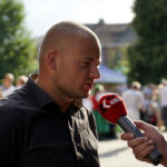 Chmielnik. XIX Powiatowy Przegląd Zespołów Folklorystycznych i Solistów. Na zdjęciu: Grzegorz Michta – nagroda główna Starosty Kieleckiego w dziedzinie twórczości Artystycznej, Upowszechniania i ochrony Kultury w kategorii - twórca dzieła / Karol Wójcik / Radio Kielce