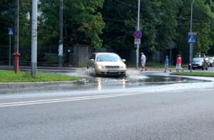 Kielce. Zalana jezdnia na skrzyżowaniu ulic Kaczorowskiego i Radiowej / Karol Żak / Radio Kielce