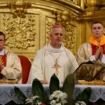 Kielce. Mieszkańcy miasta powitali uczestników 37. Pieszej Pielgrzymki Diecezji Kieleckiej na Jasną Górę. Mszy przewodniczył biskup kielecki - Jan Piotrowski (w środku) / Karol Wójcik / Radio Kielce