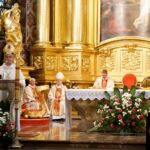 Kielce. Mieszkańcy miasta powitali uczestników 37. Pieszej Pielgrzymki Diecezji Kieleckiej na Jasną Górę. Mszy przewodniczył biskup kielecki - Jan Piotrowski (po lewej) / Karol Wójcik / Radio Kielce