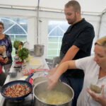 Śniadanie w ogrodzie. Potrawy przygotował Bartosz Herbuś, szef kuchni Karczmy - Izby Dobrego Smaku w Hucie Szklanej u stóp Świętego Krzyża / Kamil Król / Radio Kielce