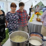 Śniadanie w ogrodzie. Potrawy przygotował Bartosz Herbuś, szef kuchni Karczmy - Izby Dobrego Smaku w Hucie Szklanej u stóp Świętego Krzyża / Kamil Król / Radio Kielce