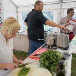 Śniadanie w ogrodzie. Potrawy przygotował Bartosz Herbuś, szef kuchni Karczmy - Izby Dobrego Smaku w Hucie Szklanej u stóp Świętego Krzyża / Kamil Król / Radio Kielce