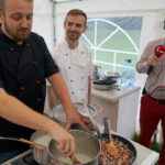 Śniadanie w ogrodzie. Potrawy przygotował Bartosz Herbuś, szef kuchni Karczmy - Izby Dobrego Smaku w Hucie Szklanej u stóp Świętego Krzyża / Kamil Król / Radio Kielce