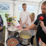 Śniadanie w ogrodzie. Potrawy przygotował Bartosz Herbuś, szef kuchni Karczmy - Izby Dobrego Smaku w Hucie Szklanej u stóp Świętego Krzyża / Kamil Król / Radio Kielce