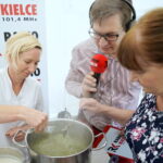 Śniadanie w ogrodzie. Potrawy przygotował Bartosz Herbuś, szef kuchni Karczmy - Izby Dobrego Smaku w Hucie Szklanej u stóp Świętego Krzyża / Kamil Król / Radio Kielce