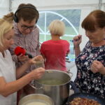 Śniadanie w ogrodzie. Potrawy przygotował Bartosz Herbuś, szef kuchni Karczmy - Izby Dobrego Smaku w Hucie Szklanej u stóp Świętego Krzyża / Kamil Król / Radio Kielce