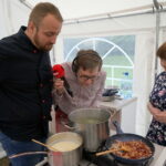 Śniadanie w ogrodzie. Potrawy przygotował Bartosz Herbuś, szef kuchni Karczmy - Izby Dobrego Smaku w Hucie Szklanej u stóp Świętego Krzyża / Kamil Król / Radio Kielce