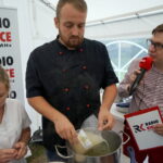 Śniadanie w ogrodzie. Potrawy przygotował Bartosz Herbuś, szef kuchni Karczmy - Izby Dobrego Smaku w Hucie Szklanej u stóp Świętego Krzyża / Kamil Król / Radio Kielce