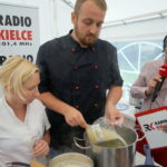 Śniadanie w ogrodzie. Potrawy przygotował Bartosz Herbuś, szef kuchni Karczmy - Izby Dobrego Smaku w Hucie Szklanej u stóp Świętego Krzyża / Kamil Król / Radio Kielce