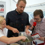 Śniadanie w ogrodzie. Potrawy przygotował Bartosz Herbuś, szef kuchni Karczmy - Izby Dobrego Smaku w Hucie Szklanej u stóp Świętego Krzyża / Kamil Król / Radio Kielce