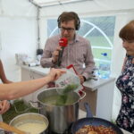 Śniadanie w ogrodzie. Potrawy przygotował Bartosz Herbuś, szef kuchni Karczmy - Izby Dobrego Smaku w Hucie Szklanej u stóp Świętego Krzyża / Kamil Król / Radio Kielce