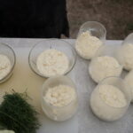 Śniadanie w ogrodzie. Potrawy przygotował Bartosz Herbuś, szef kuchni Karczmy - Izby Dobrego Smaku w Hucie Szklanej u stóp Świętego Krzyża / Kamil Król / Radio Kielce