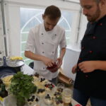 Śniadanie w ogrodzie. Potrawy przygotował Bartosz Herbuś, szef kuchni Karczmy - Izby Dobrego Smaku w Hucie Szklanej u stóp Świętego Krzyża / Kamil Król / Radio Kielce