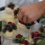 Śniadanie w ogrodzie. Potrawy przygotował Bartosz Herbuś, szef kuchni Karczmy - Izby Dobrego Smaku w Hucie Szklanej u stóp Świętego Krzyża / Kamil Król / Radio Kielce